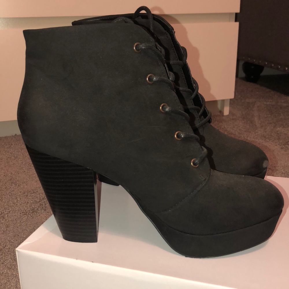 Short heeled combat boots